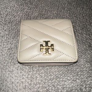 Kira Chevron Quilt Bi-Fold Wallet in Gray Heron